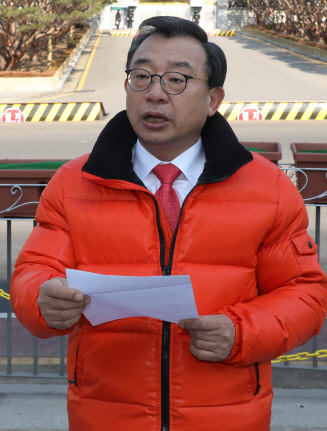 무소속 이정현 의원이 지난 4일 청와대 앞에서 4·15 총선 서울 종로 출마를 선언하고 있다. 연합뉴스